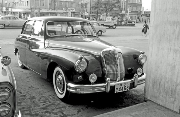 58-2a (067-17) 1958-62 Daimler Majestic 4dr Saloon.jpg